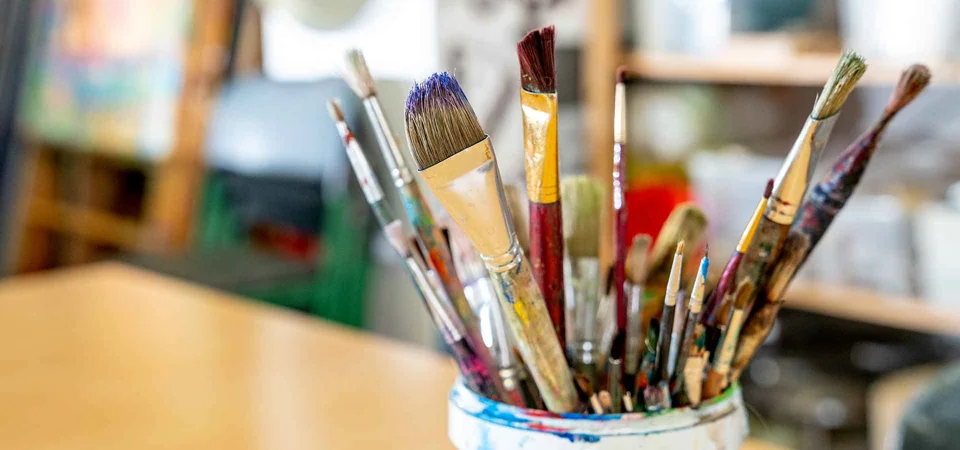 Pinsel und Farben im Atelier des Kulturhauses Pablo